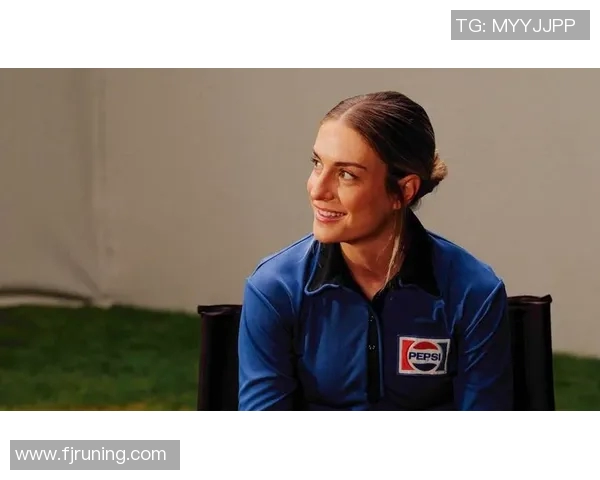 足球明星戴发卡展现独特风格引领潮流成新亮点深受球迷追捧